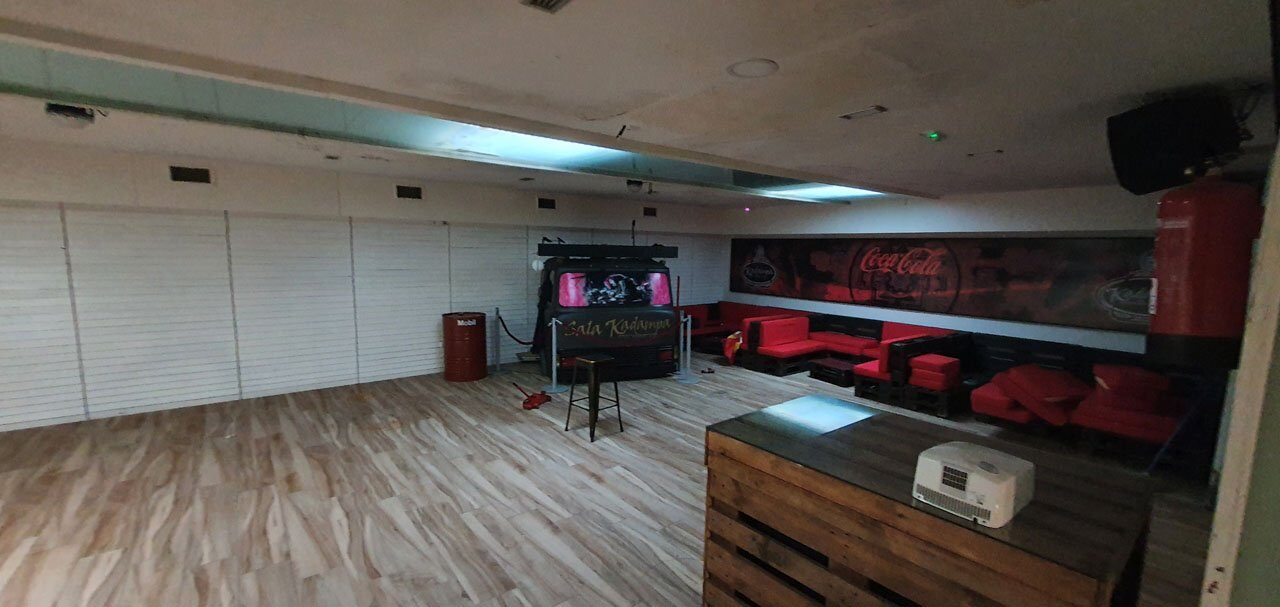 La cabina de DJ montada sobre el frontal de una furgoneta