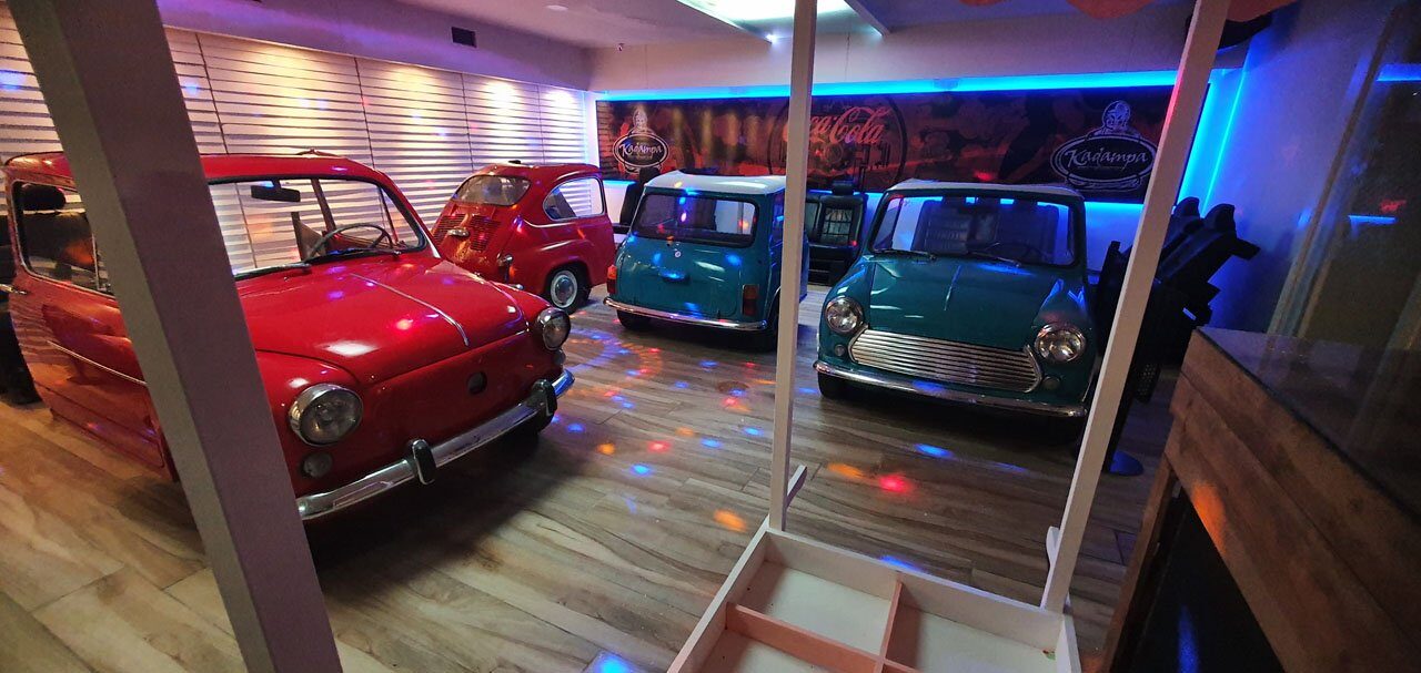 Los cuatro coches clásicos aparcados dentro del local