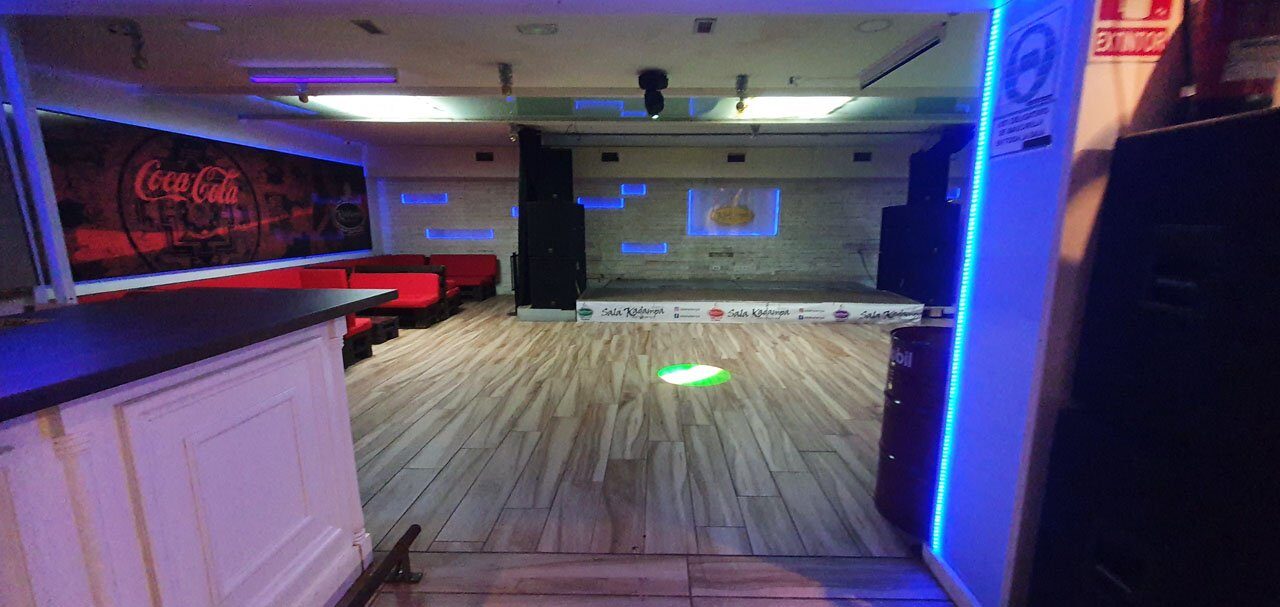 La pista de baile vista desde la barra, con la iluminación azul encendida