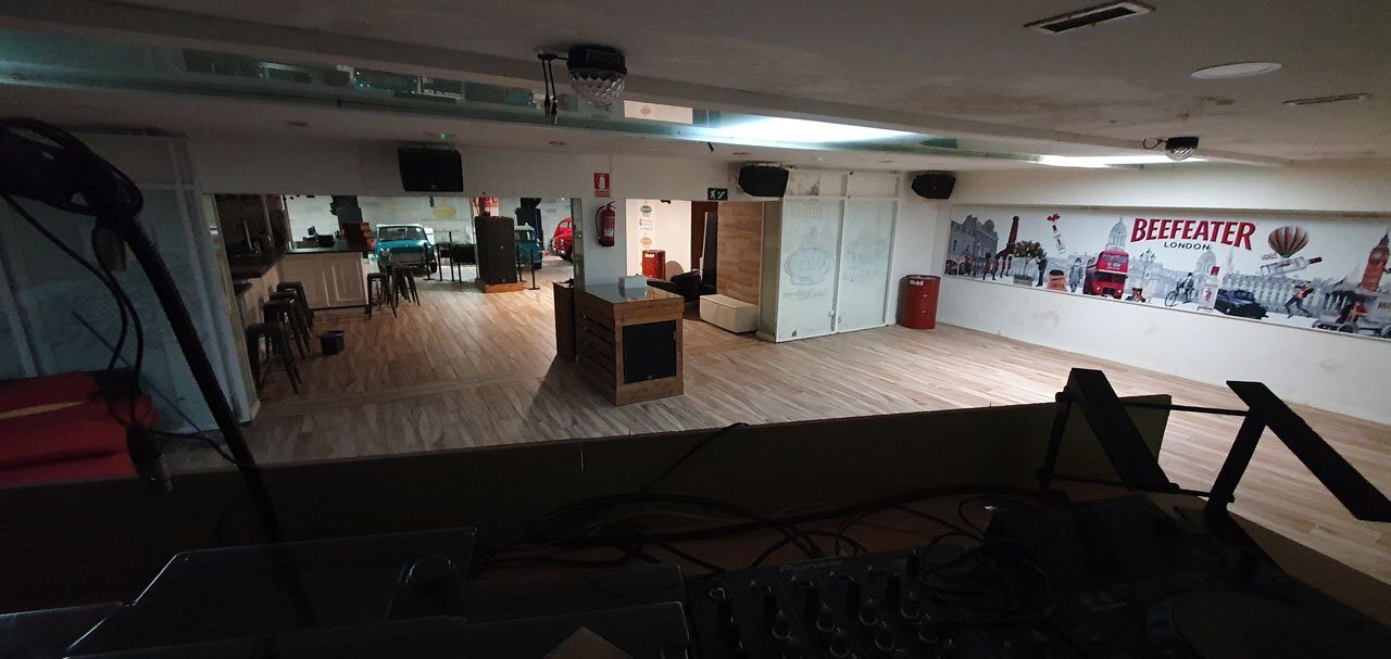 La planta de abajo con las mesas junto a la pista y el escenario al fondo